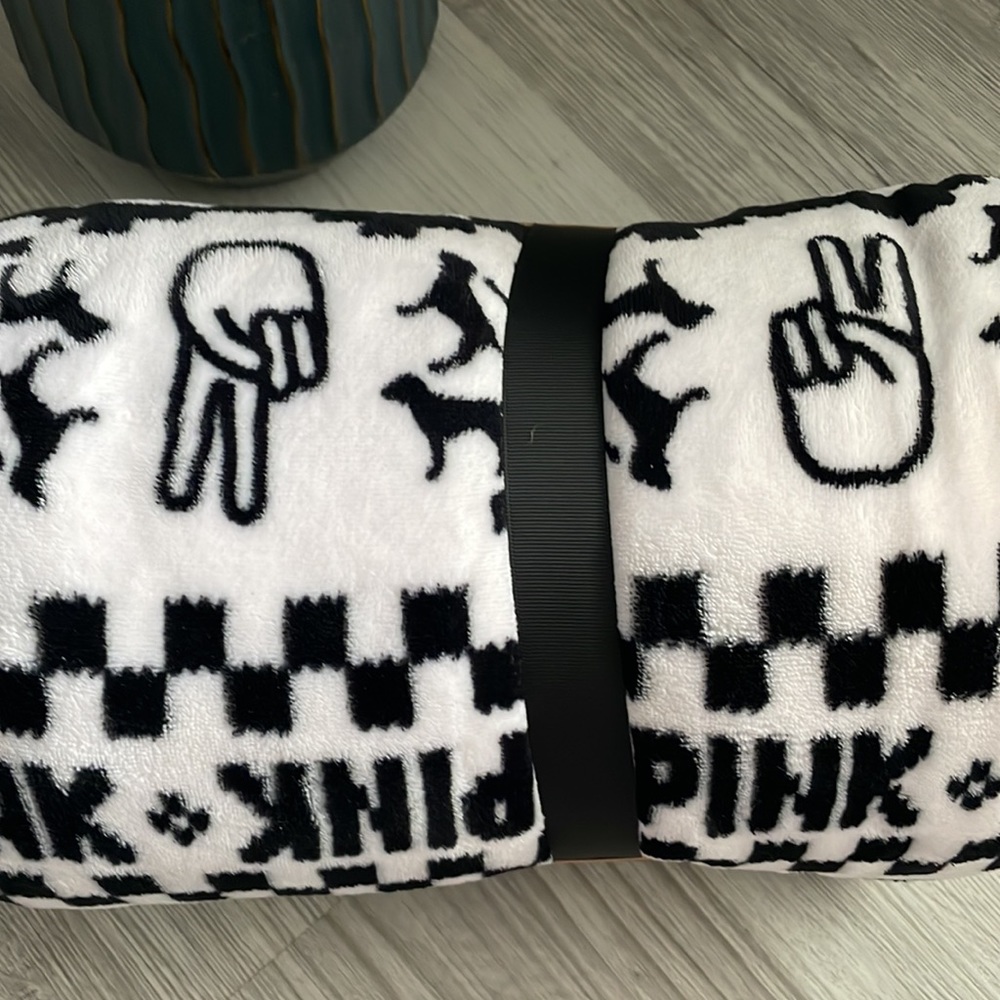 🆕✨ NEW- PINK. Blanket ✨🆕 - Picture 2 of 3
